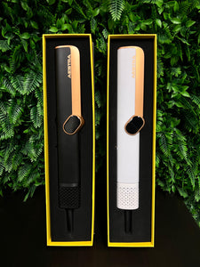Aestra Hairstraight in zwarte en witte uitvoering, gepresenteerd in luxe verpakking